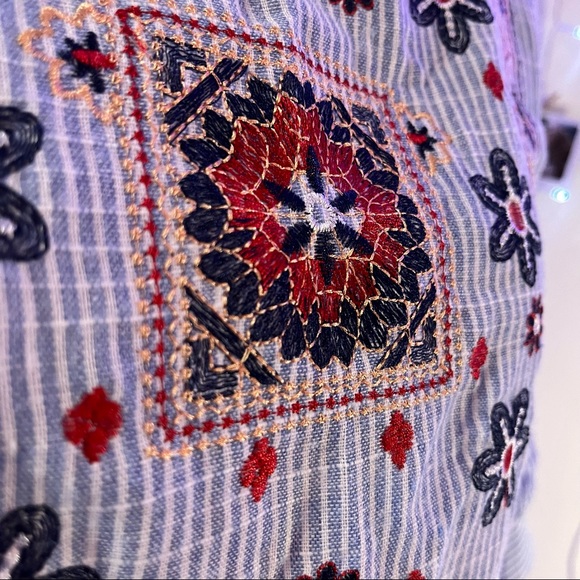 Vertical stripes blue and white dress with oriental embroidery - Picture 4 of 6